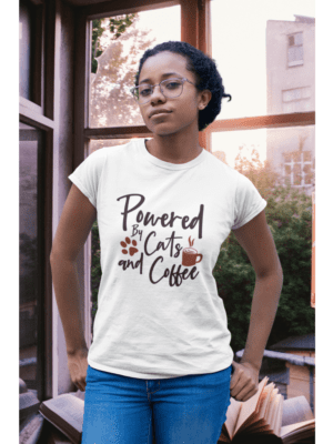 Camiseta Powered by Cats and Coffee Feminina