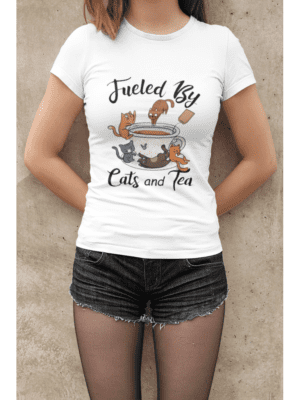 Camiseta Fueled by Cats and Tea Feminina