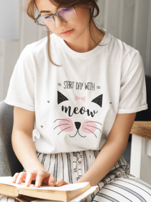 Camiseta Start Day with Meow Unissex