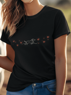 Camiseta Cãozinho entre Corações Feminina