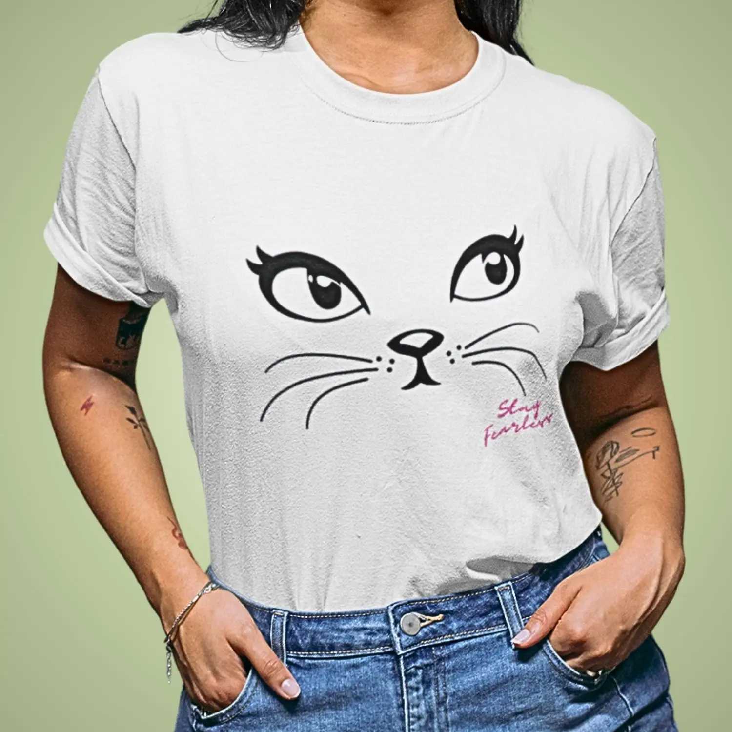 Camiseta com desenho de ollhos, focinho e bigodes de gato, com a frase stay fearless