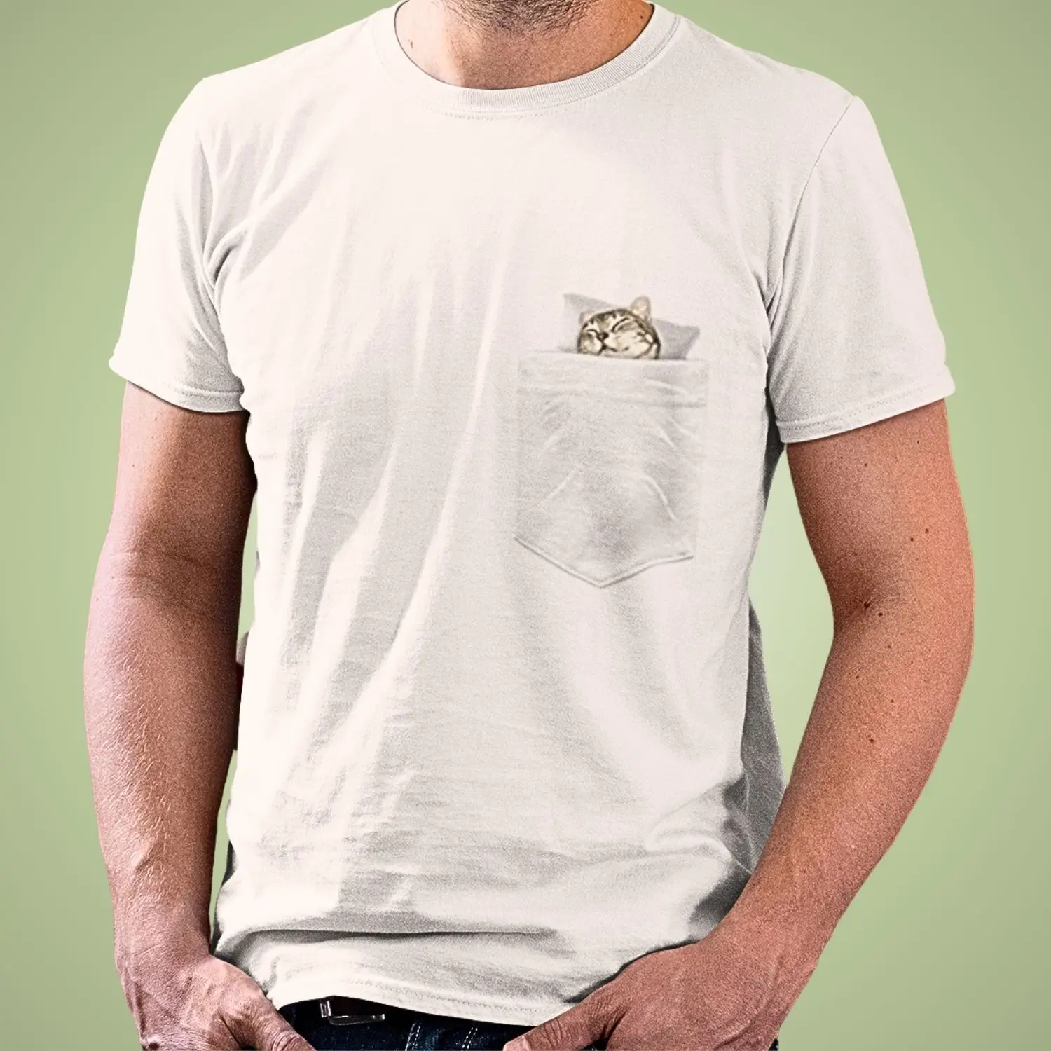 Camiseta com desenho de um bolso na lateral e um gatinho dormindo dentro - cat sleeping in the pocket