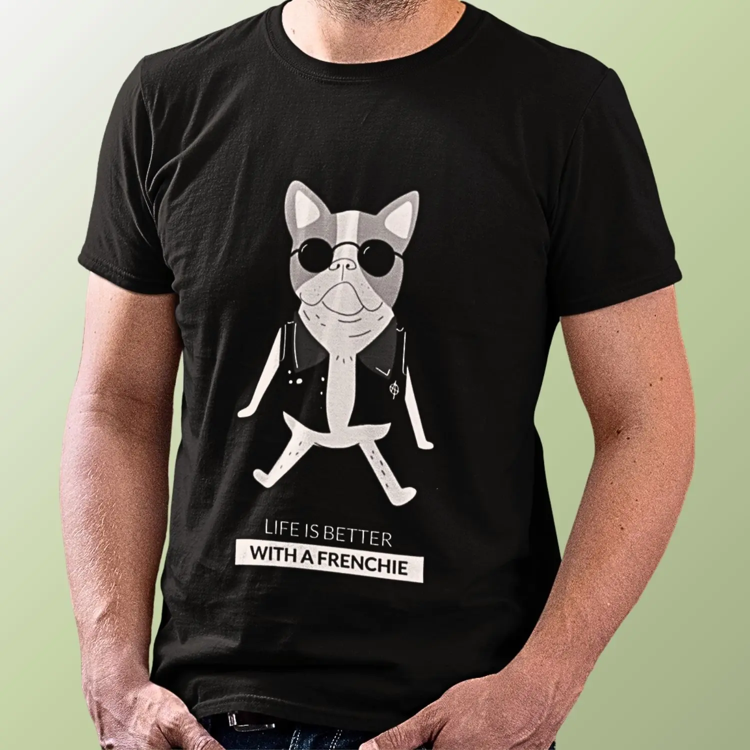 camiseta com desenho de um cachorro buldogue francês e frase life is better with frenchie