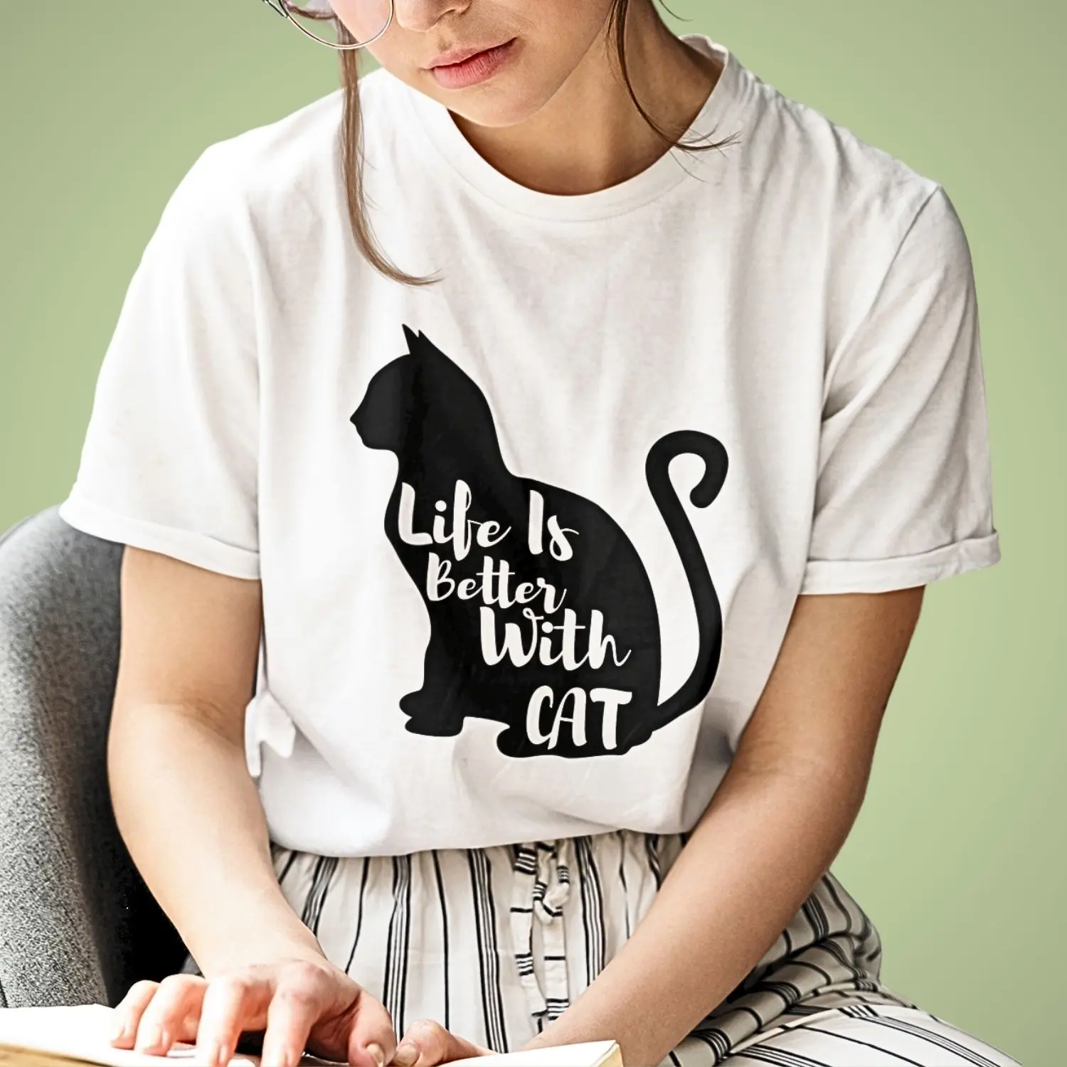 Camiseta com silhueta de gato preto com frase interna - life is better with cat