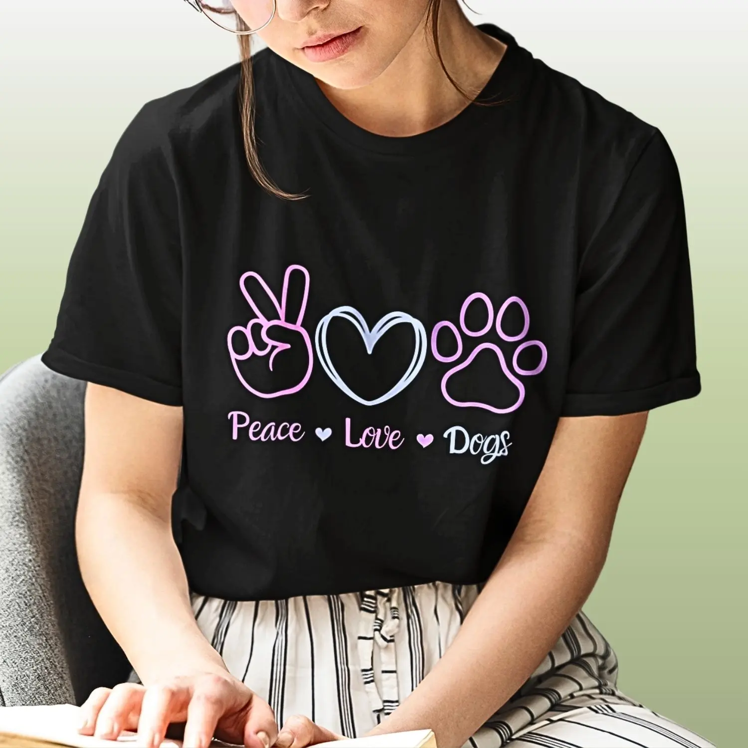 Camiseta com símbolos de peace love dogs
